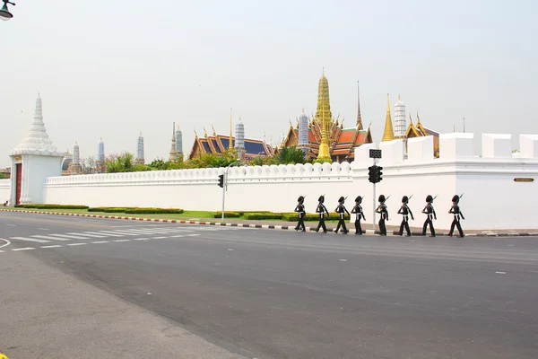 Sotilas kävelee ympäri Wat Phra Kaeo — kuvapankkivalokuva