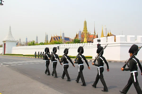 Passeggiata dei soldati intorno a Wat Phra Kaeo — Foto Stock