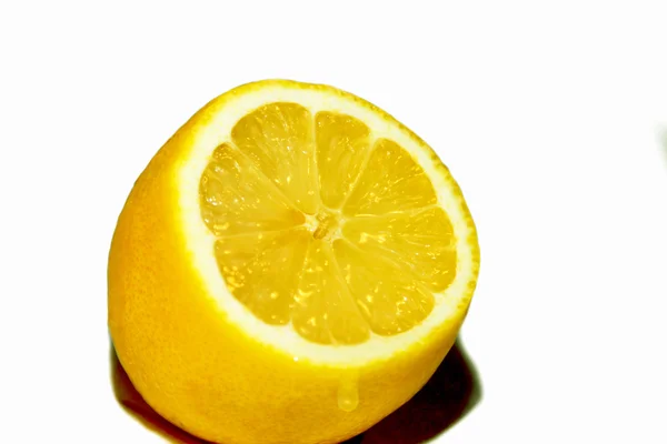 白で隔離されたレモン — ストック写真