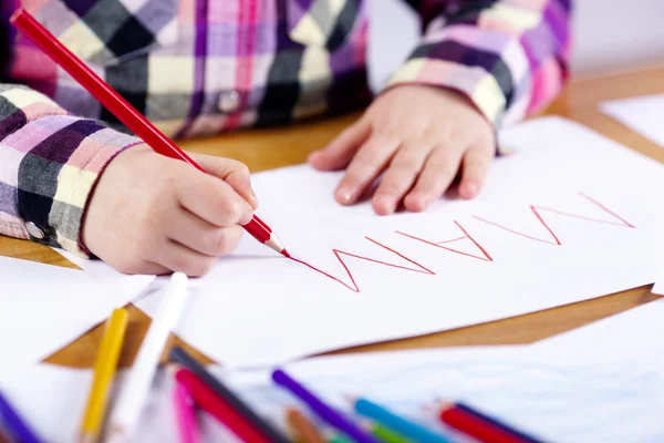 Kind hand is het schrijven van mama — Stockfoto