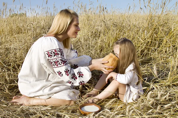 stock image Woman watered the child