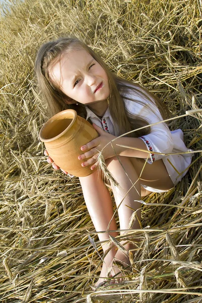 Kind in een veld — Stockfoto