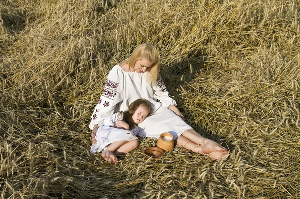 Flicka med en sovande bebis — Stockfoto