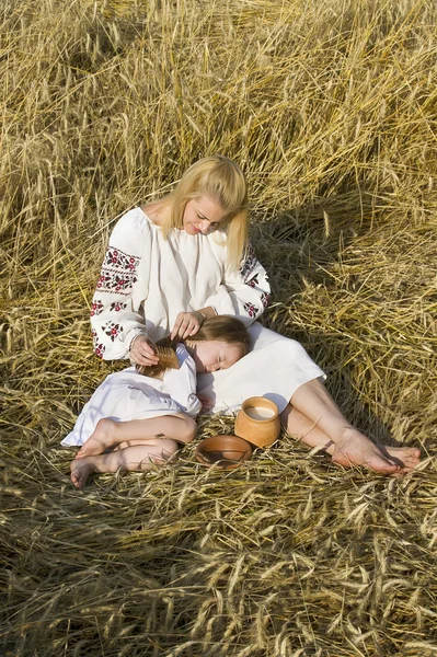 Ragazza con un bambino addormentato — Foto Stock