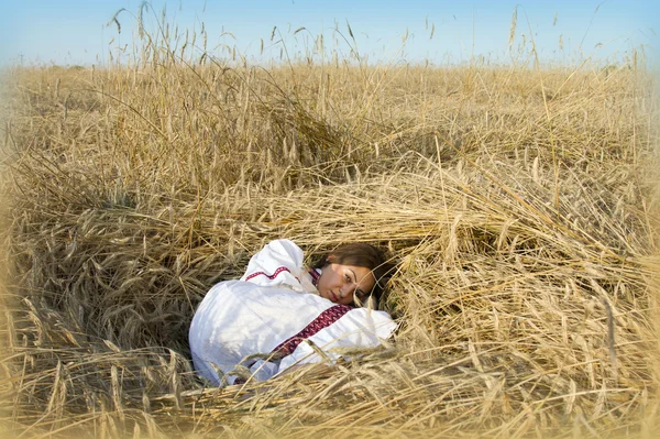 Retrato de una joven en un campo — Foto de Stock