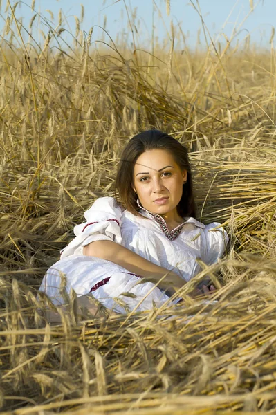 Retrato de uma jovem mulher em um campo — Fotografia de Stock