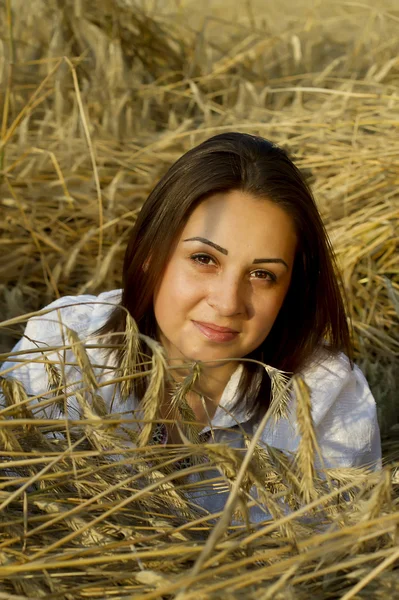 Retrato de uma jovem mulher em um campo — Fotografia de Stock
