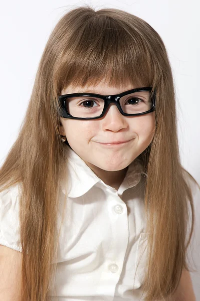 Sebuah potret gadis tersenyum mengenakan kacamata — Stok Foto