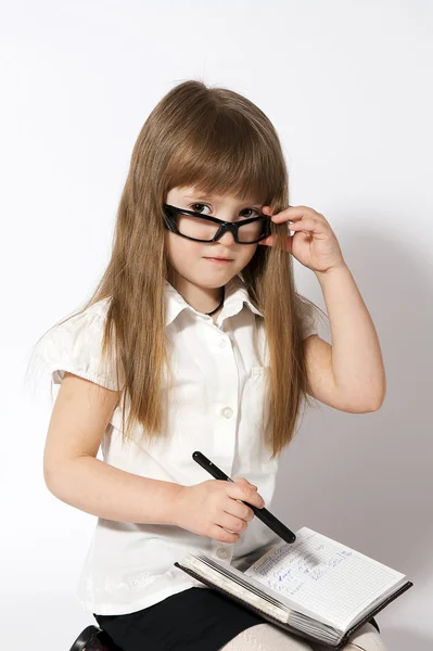 Not Defteri ile gözlüklü kız — Stok fotoğraf