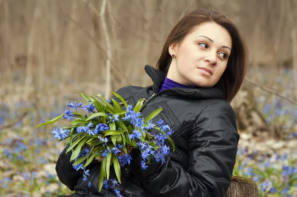 A girl young women with bunch of bluebells in spring forest — Stock Photo, Image