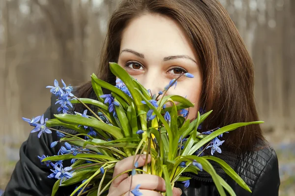 Dívka mladé ženy s bandou zvonků v lese na jaře — Stock fotografie