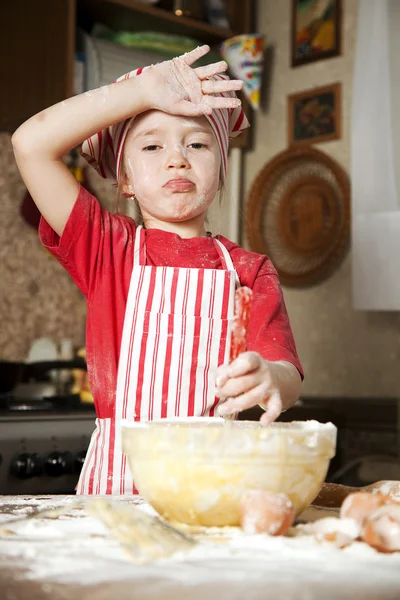 Mutfakta bir önlük ve başörtüsü giyen küçük şef — Stok fotoğraf