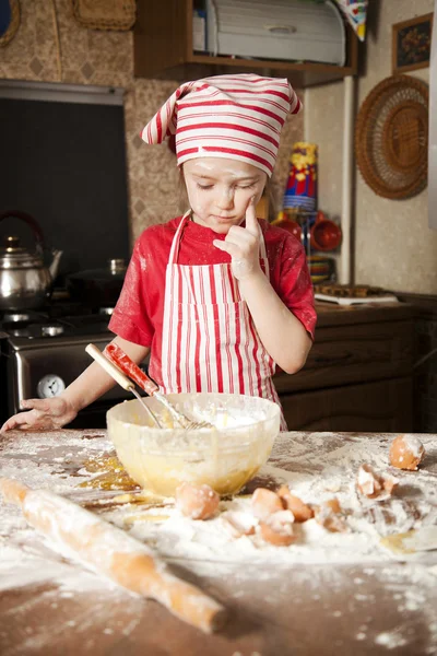 Λίγο σεφ στην κουζίνα φορώντας μια ποδιά και μαντήλα — Φωτογραφία Αρχείου