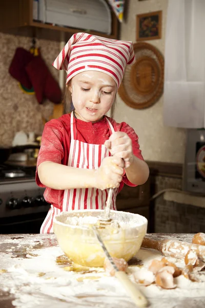 Pequeño chef en la cocina con delantal y pañuelo en la cabeza —  Fotos de Stock