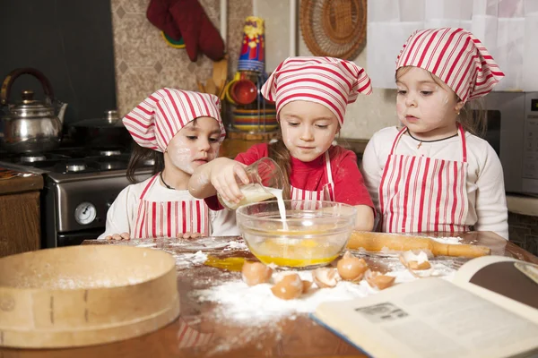 Três pequenos chefs desfrutando na cozinha fazendo uma grande bagunça. Litt... — Fotografia de Stock