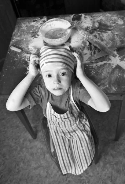 在厨房里穿着围裙和头巾的小厨师 — 图库照片