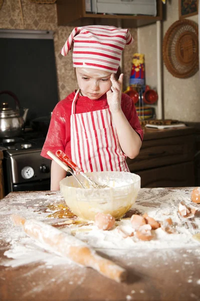 在厨房里穿着围裙和头巾的小厨师 — 图库照片