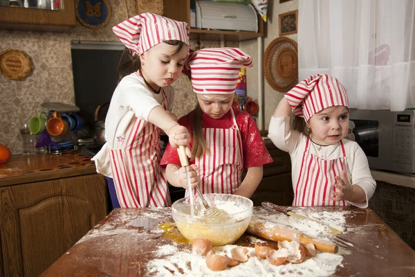 Tre små kockar njuter i köket att göra stor röra. litt — Stockfoto
