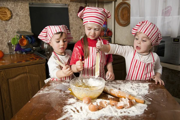 Üç küçük şefler mutfağa büyük karışıklık yapmak zevk. Litt — Stok fotoğraf
