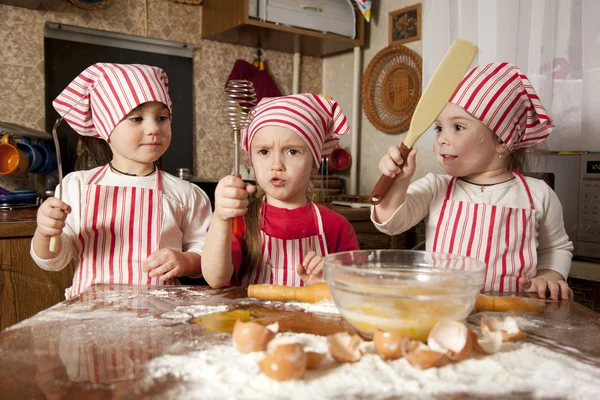 Trois petits chefs appréciant dans la cuisine faisant grand désordre. Litt — Photo