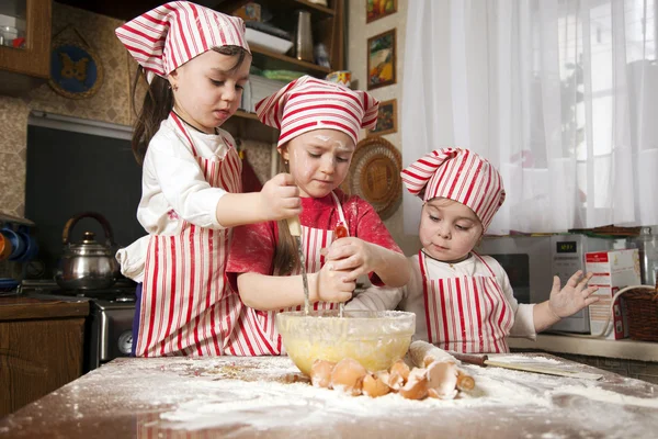 Üç küçük şefler mutfağa büyük karışıklık yapmak zevk. Litt — Stok fotoğraf