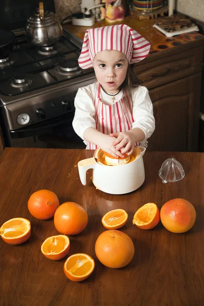 Niña haciendo jugo de naranja fresco y saludable —  Fotos de Stock