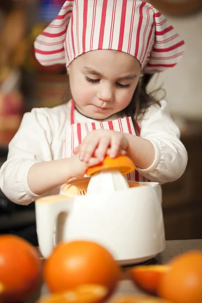Malá holčička, takže svěží a zdravá pomerančová šťáva — Stock fotografie