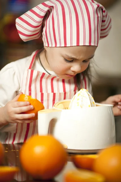 신선 하 고 건강 한 오렌지 주스를 만드는 어린 소녀 — 스톡 사진