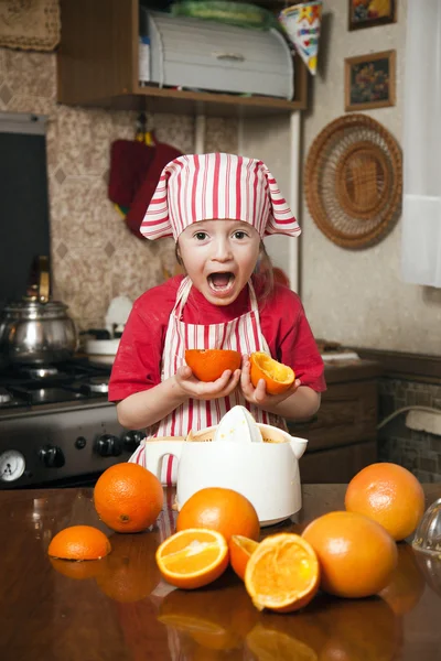 Κοριτσάκι κάνοντας φρέσκα και υγιεινά χυμό πορτοκαλιού — Φωτογραφία Αρχείου