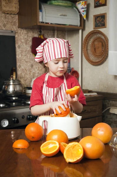 新鮮でヘルシーなオレンジ ジュースを作って少女 — ストック写真