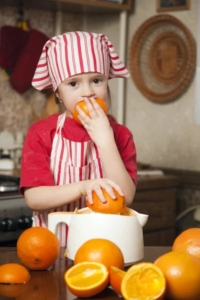 Little girl making fresh and healthy orange juice — Stock Photo, Image