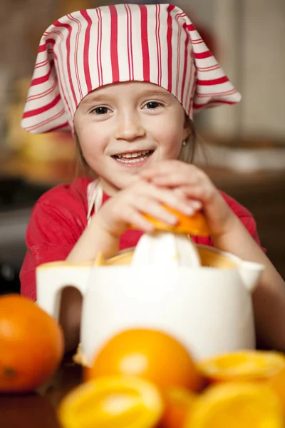 Malá holčička, takže svěží a zdravá pomerančová šťáva — Stock fotografie