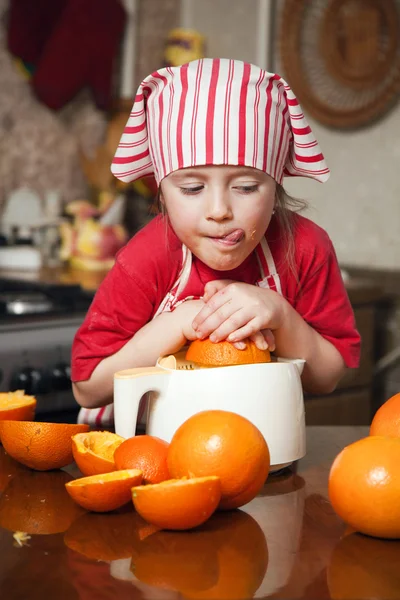 신선 하 고 건강 한 오렌지 주스를 만드는 어린 소녀 — 스톡 사진