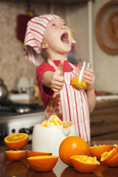 Bambina che fa succo d'arancia fresco e sano — Foto Stock