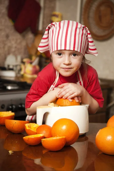 Bambina che fa succo d'arancia fresco e sano — Foto Stock
