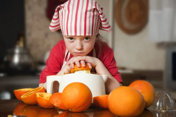 Κοριτσάκι κάνοντας φρέσκα και υγιεινά χυμό πορτοκαλιού — Φωτογραφία Αρχείου