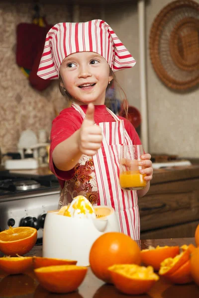 Little girl making fresh and healthy orange juice — Stock Photo, Image