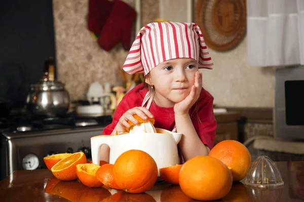 Dziewczynka, co świeży i zdrowy sok pomarańczowy — Zdjęcie stockowe