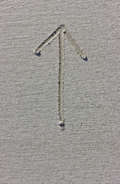 Der Pfeil im Sand. — Stockfoto