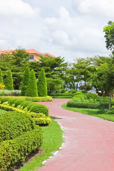 Path through the garden into the house. — Stock Photo, Image