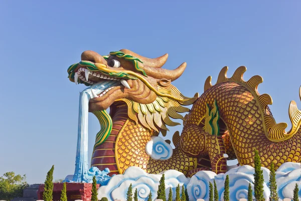 大規模な龍の彫刻 — ストック写真