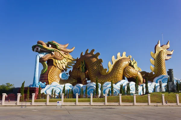 La estatua del dragón . — Foto de Stock