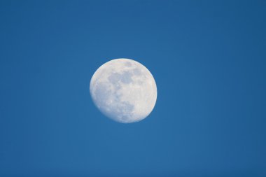 Mavi gökyüzünde ay