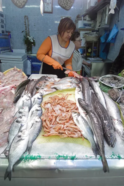 Vendedor no mercado de peixe — Fotografia de Stock