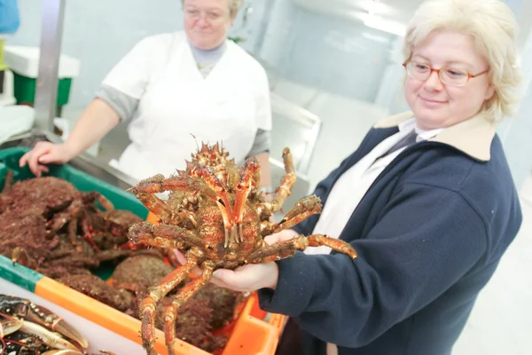 Women with Crab — Stock Photo, Image
