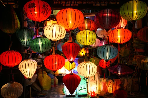 Linternas coloridas en la calle del mercado, Hoi An, Vietnam —  Fotos de Stock