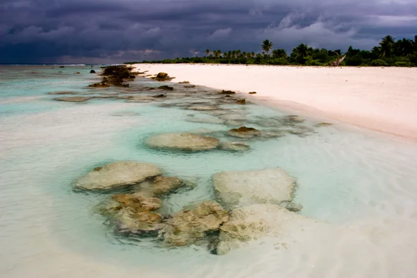 Aguas turquesas del Pacífico en el atolón Fakavara, Polinesia Francesa — Foto de Stock