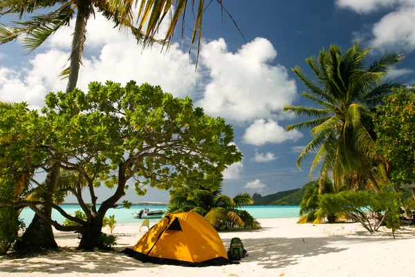 Kamp op het tropische paradijs strand, maupiti, Frans-Polynesië — Stockfoto