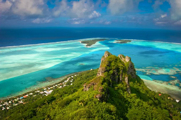 ピーク山マウピティ島、フランス領ポリネシアのソシエテ諸島の表示します。 — ストック写真