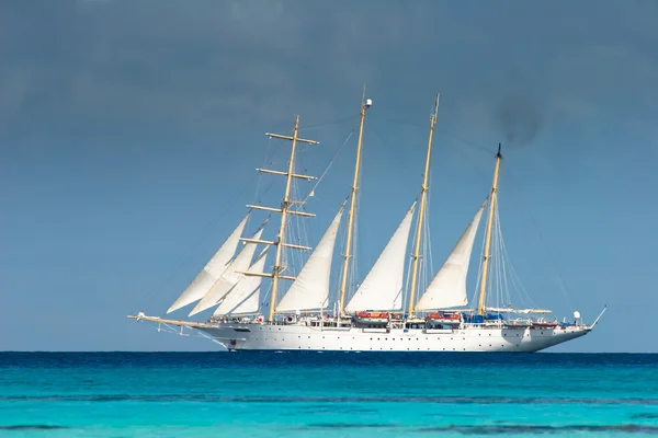 Biały statek pływanie przez wody Pacyfiku, fakarava, Polinezja Francuska Obrazy Stockowe bez tantiem